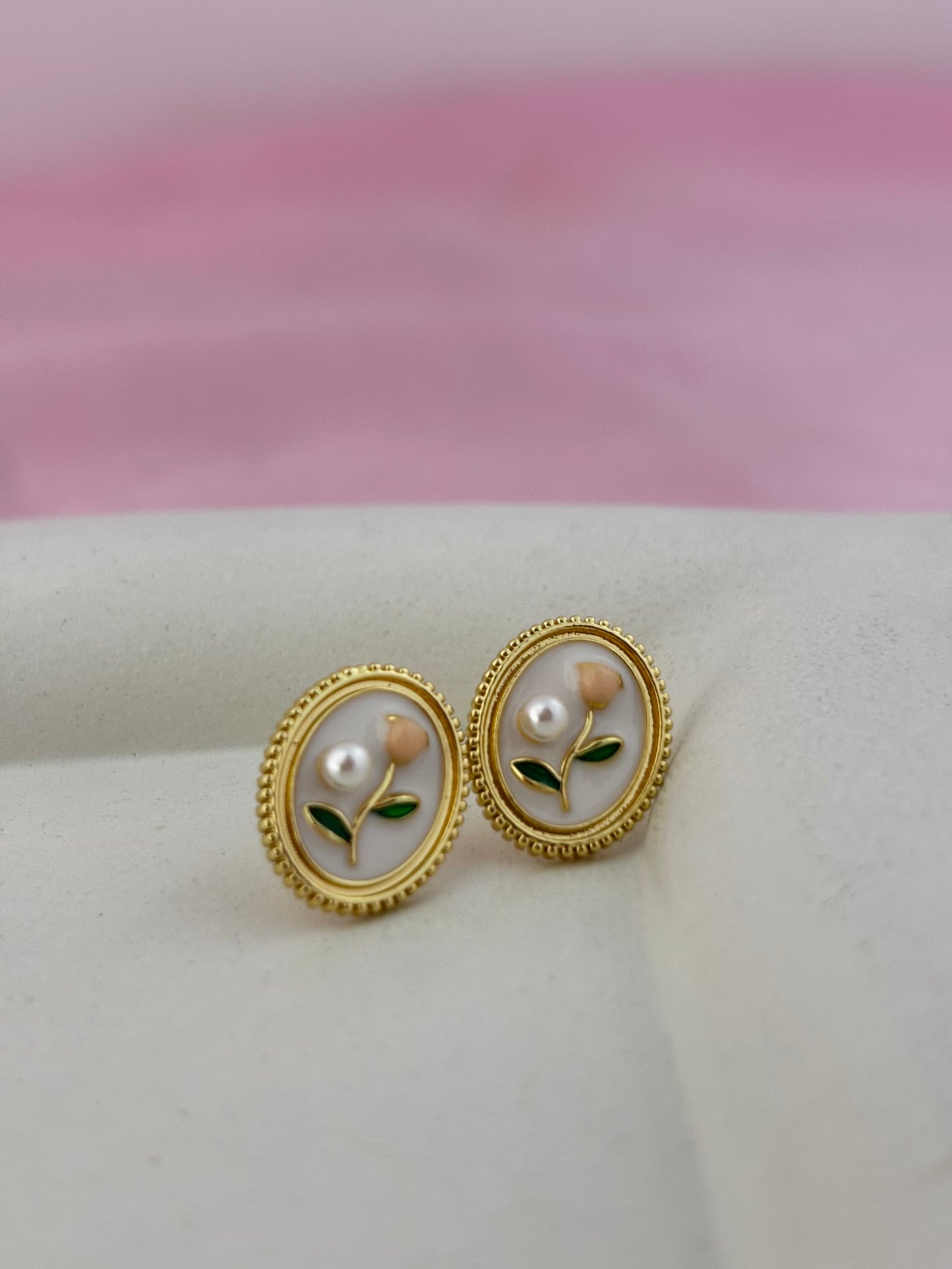 Olive Kiss (White)