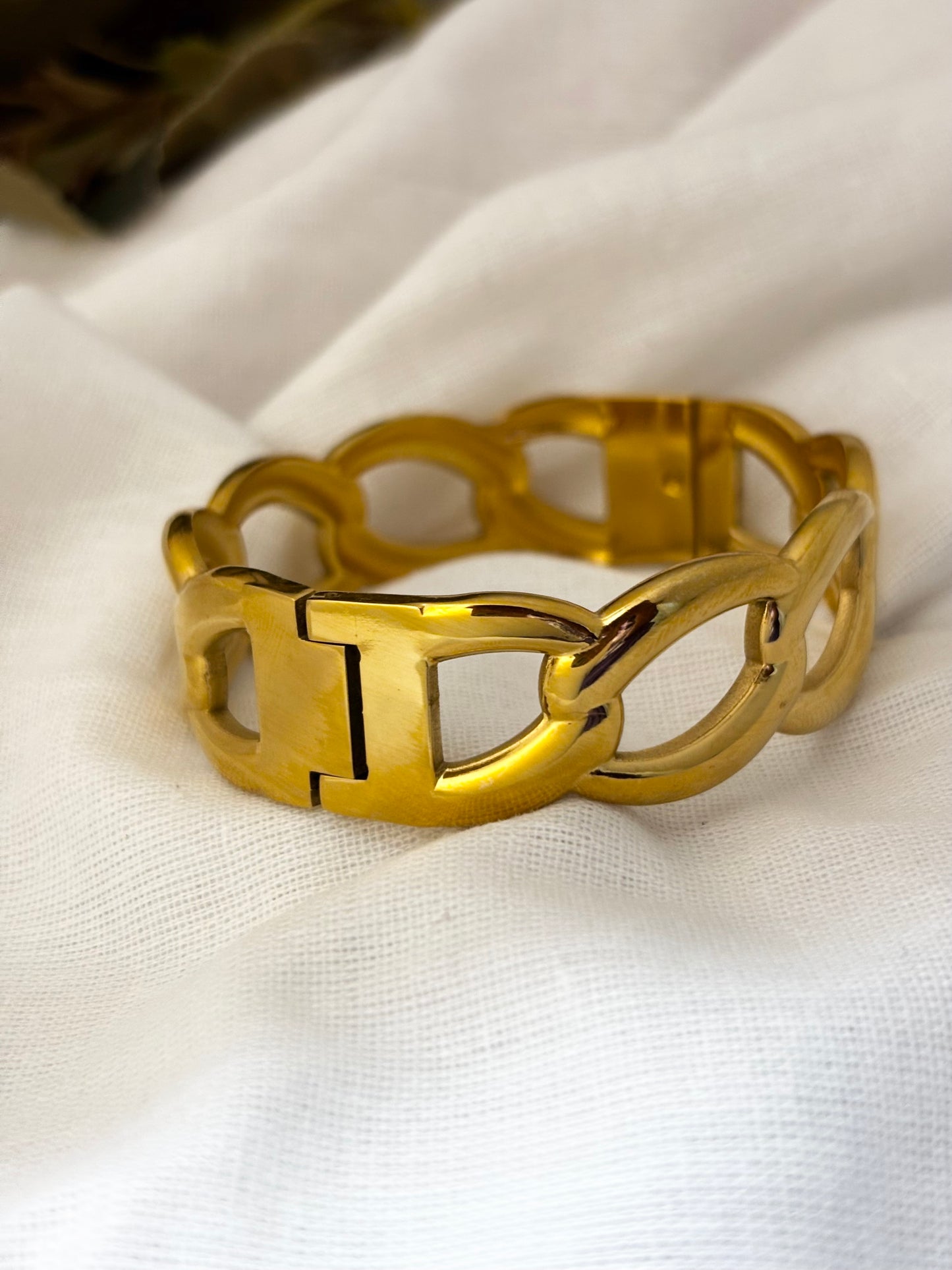 Chunky gold-plated bracelet with anti tarnish finish