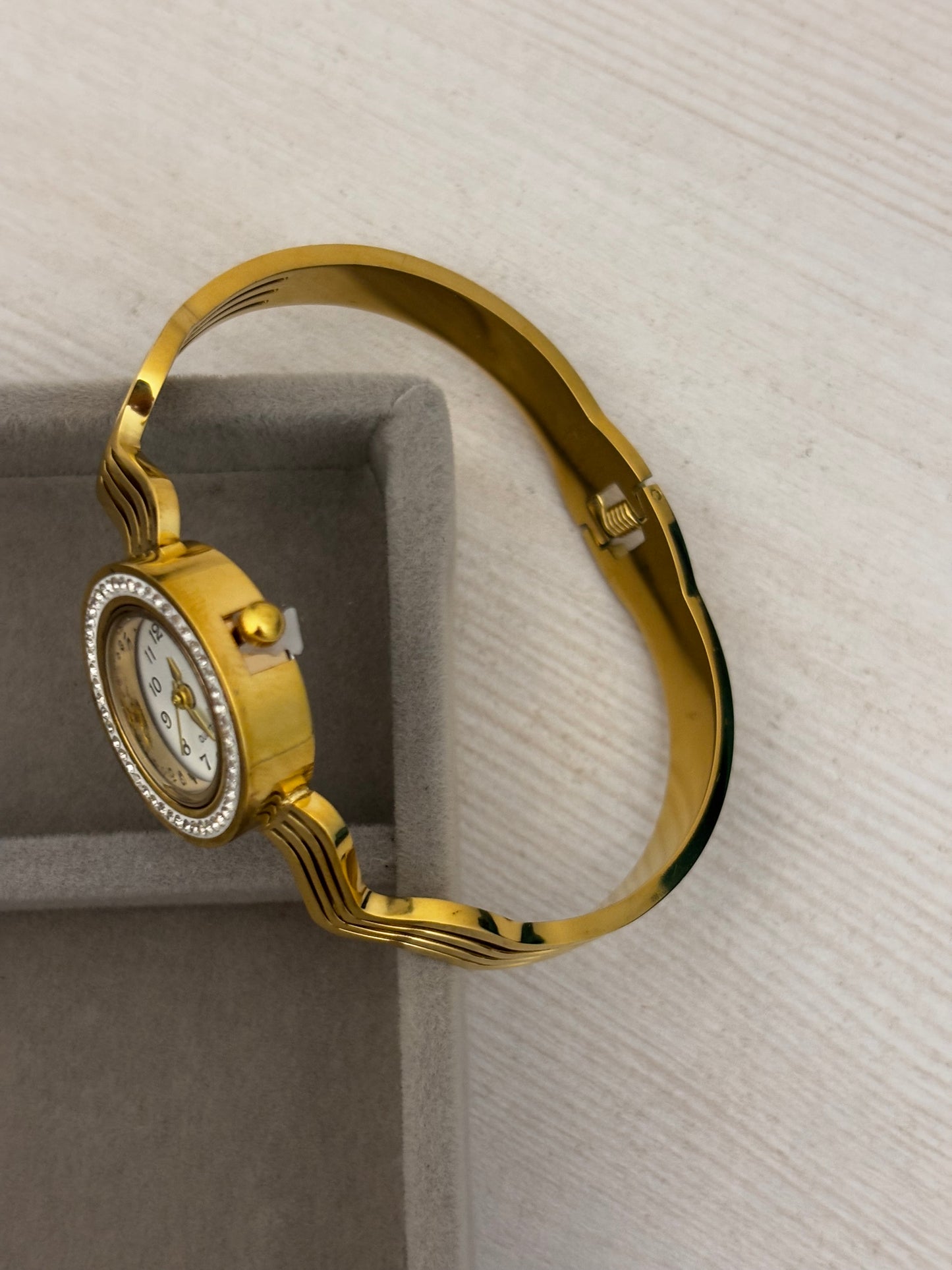 Waveluxe Gold Bracelet Watch