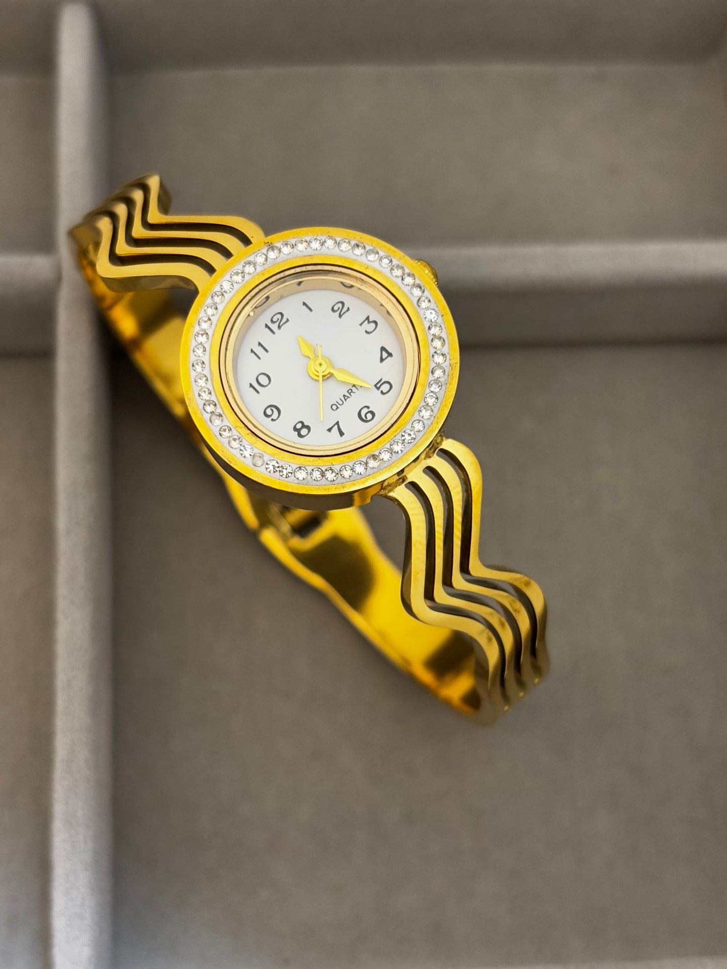 Waveluxe Gold Bracelet Watch
