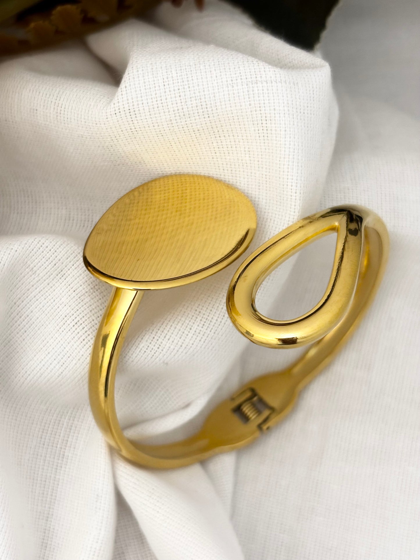 Elegant gold-plated cuff bracelet for modern style