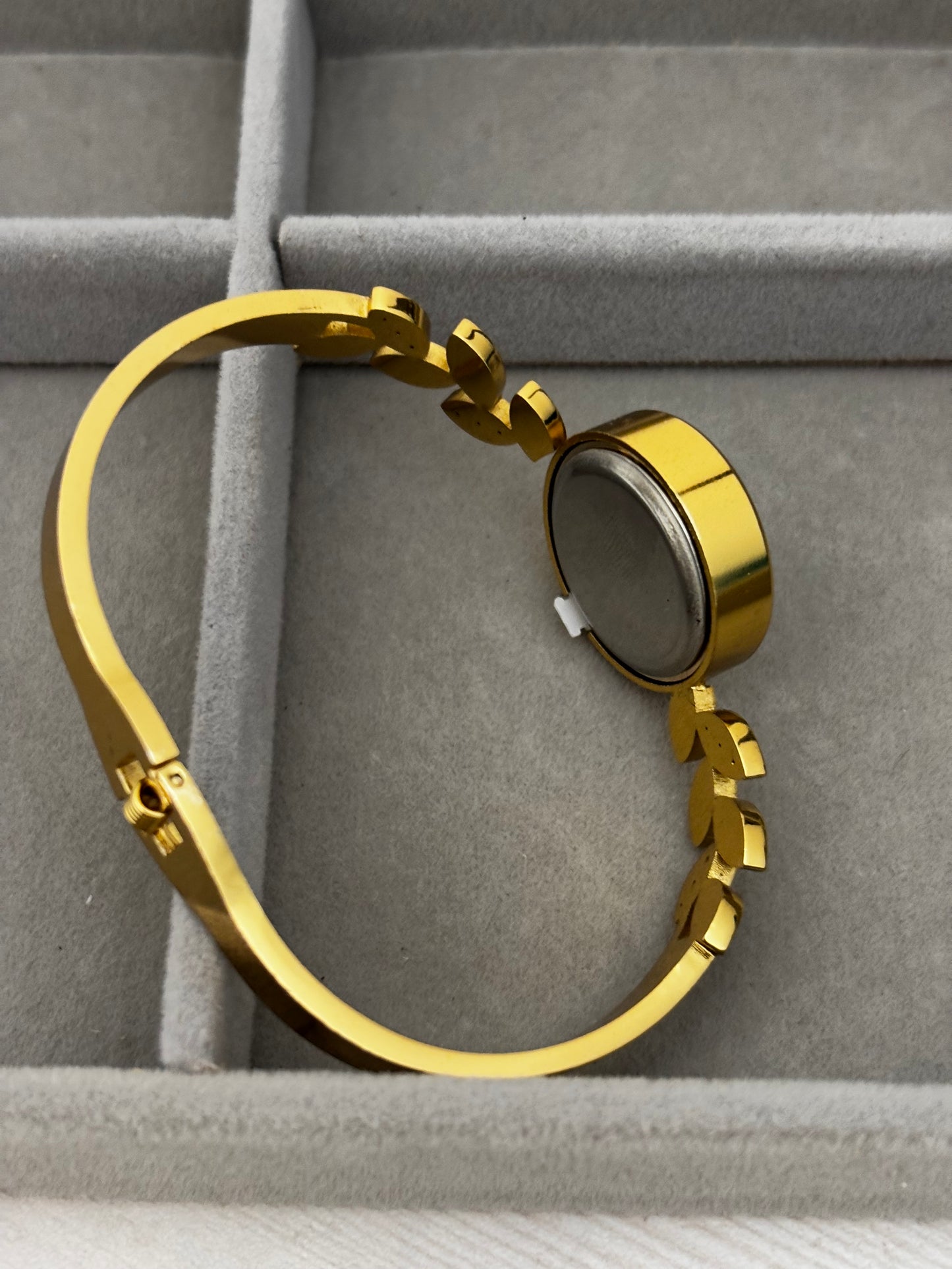 Luxe Leaf Gold Bracelet Watch