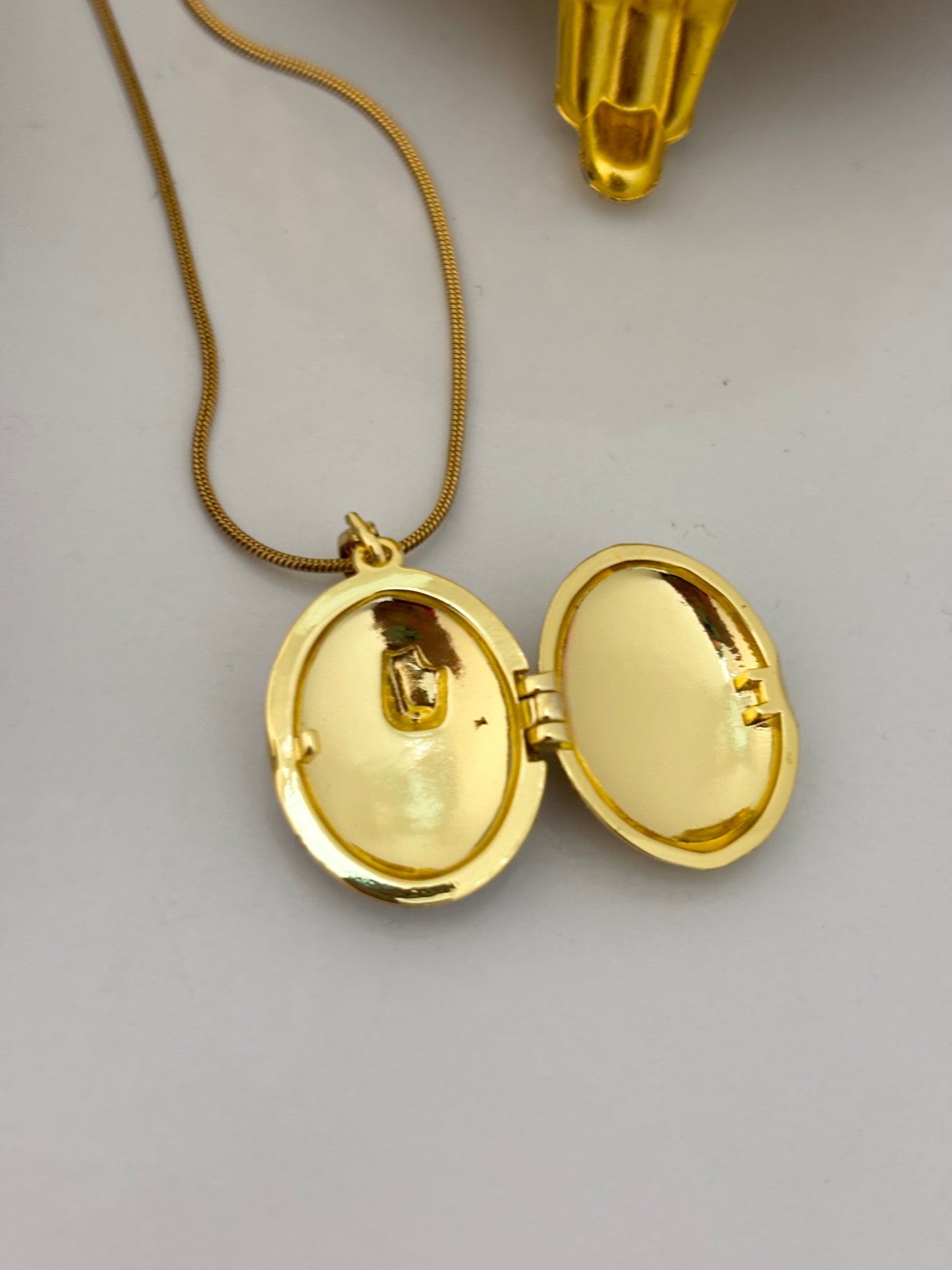 Vintage Photoframe Openable Gold Necklace (Tulip)