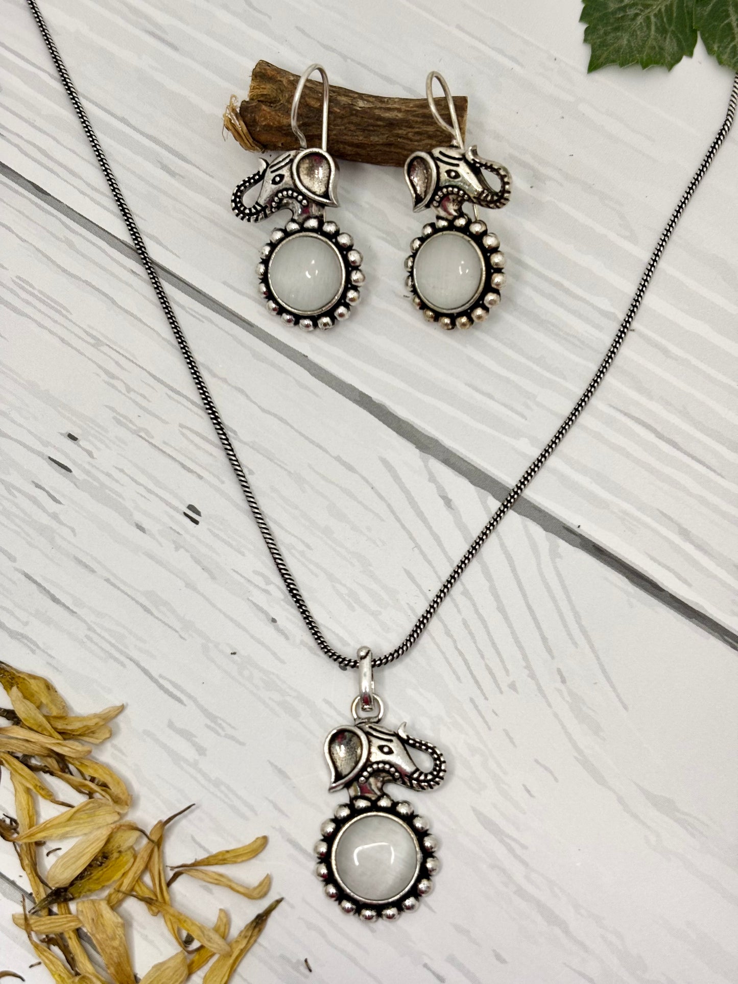 Elephant Charm Jewelry Set (White)