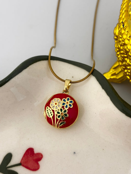 Vintage Photoframe Openable Gold Necklace (Red)