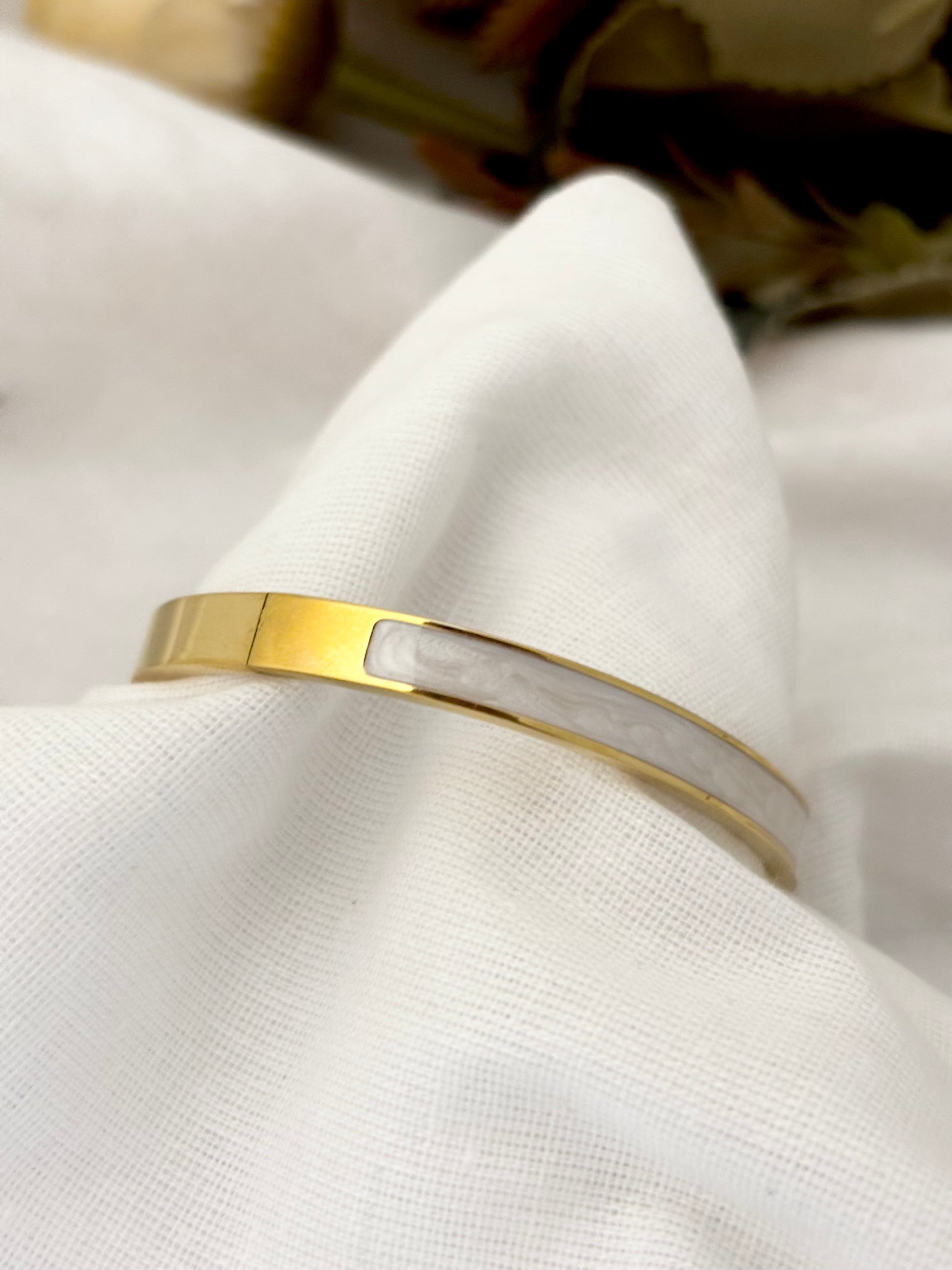 Classic gold-plated round bangle with Mother of Pearl Inlay and waterproof coating