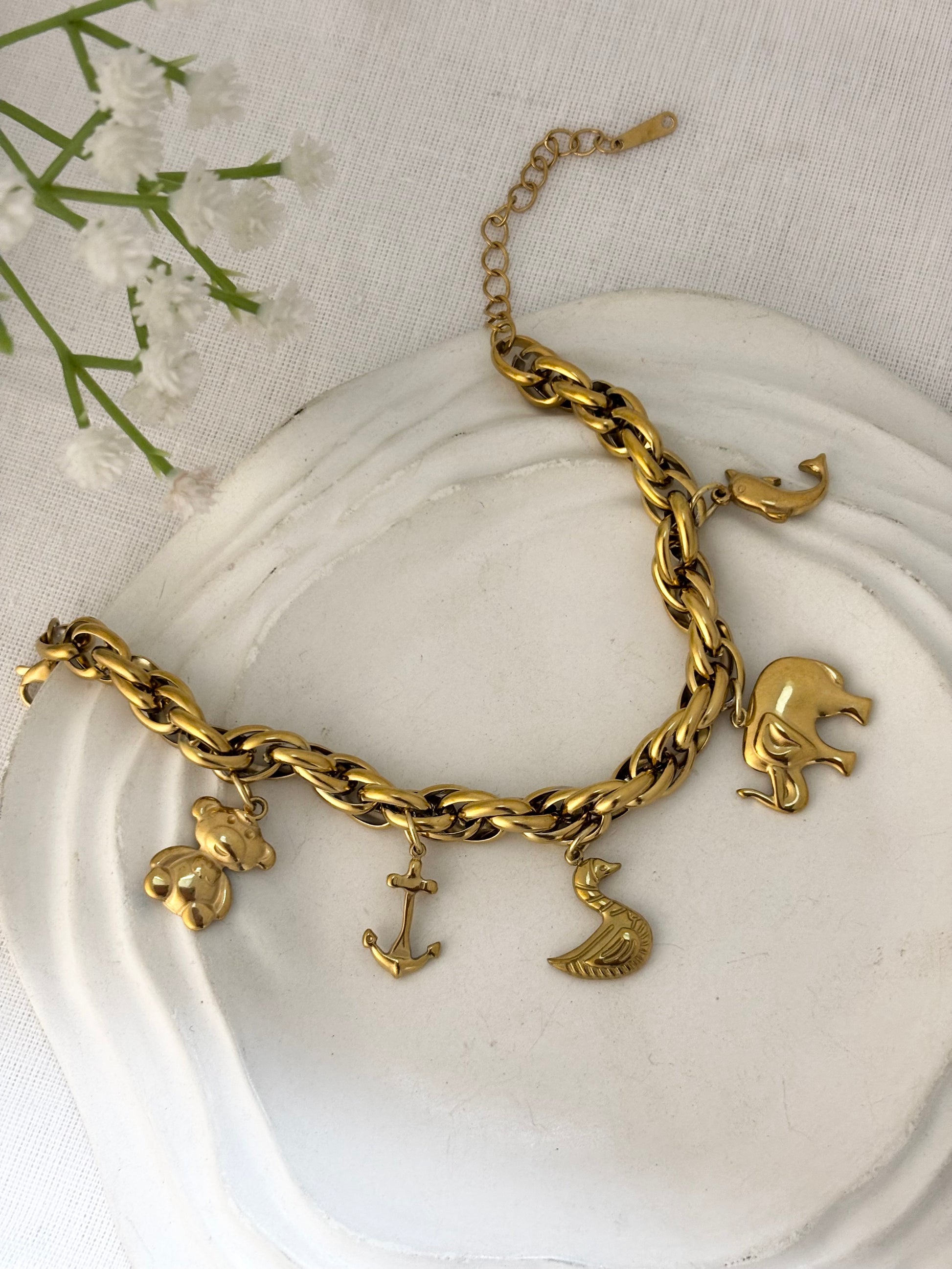 18k gold-plated Voyage charm bracelet with waterproof finish