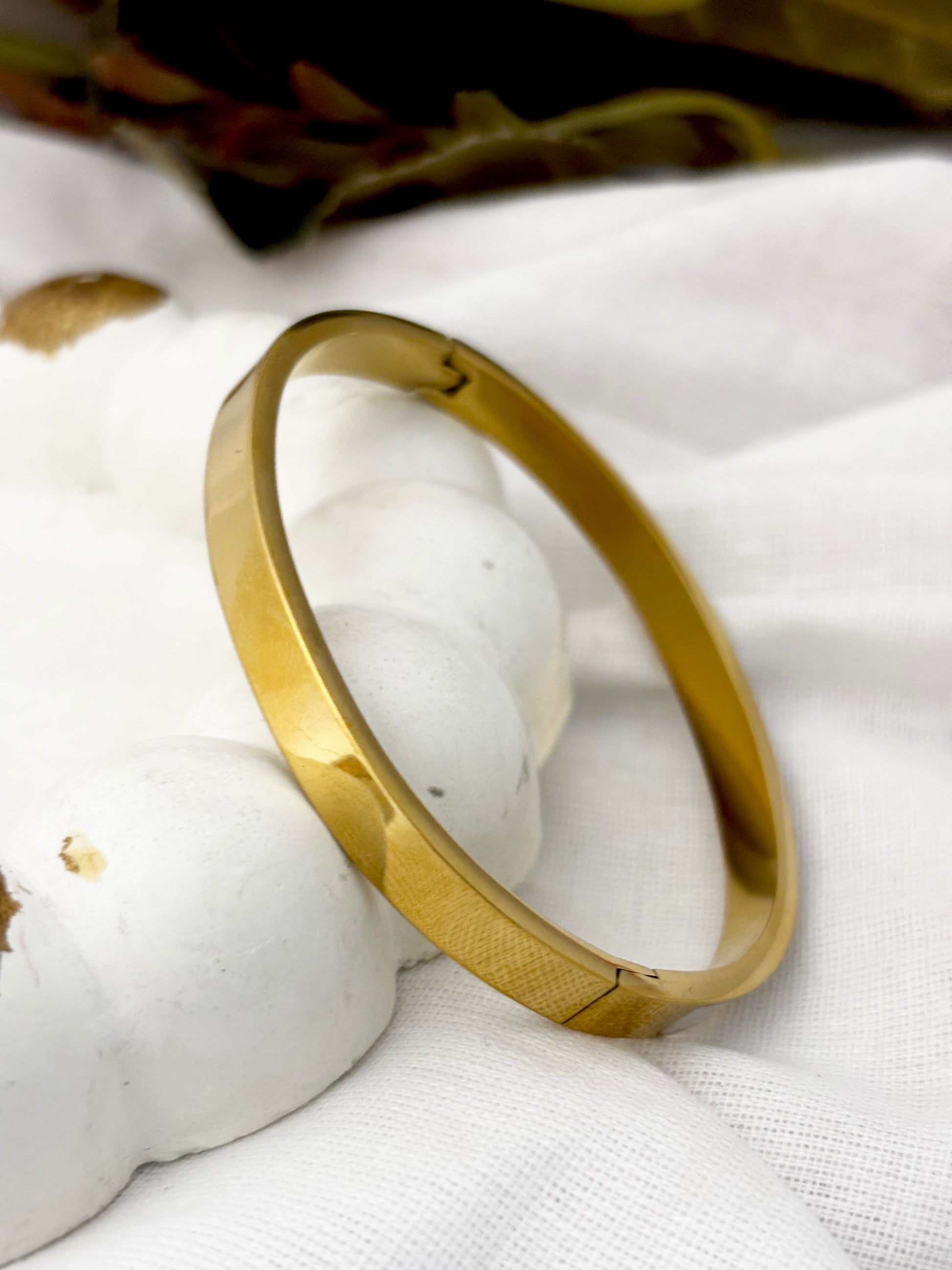 Classic gold-plated round bangle with Mother of Pearl Inlay and waterproof coating