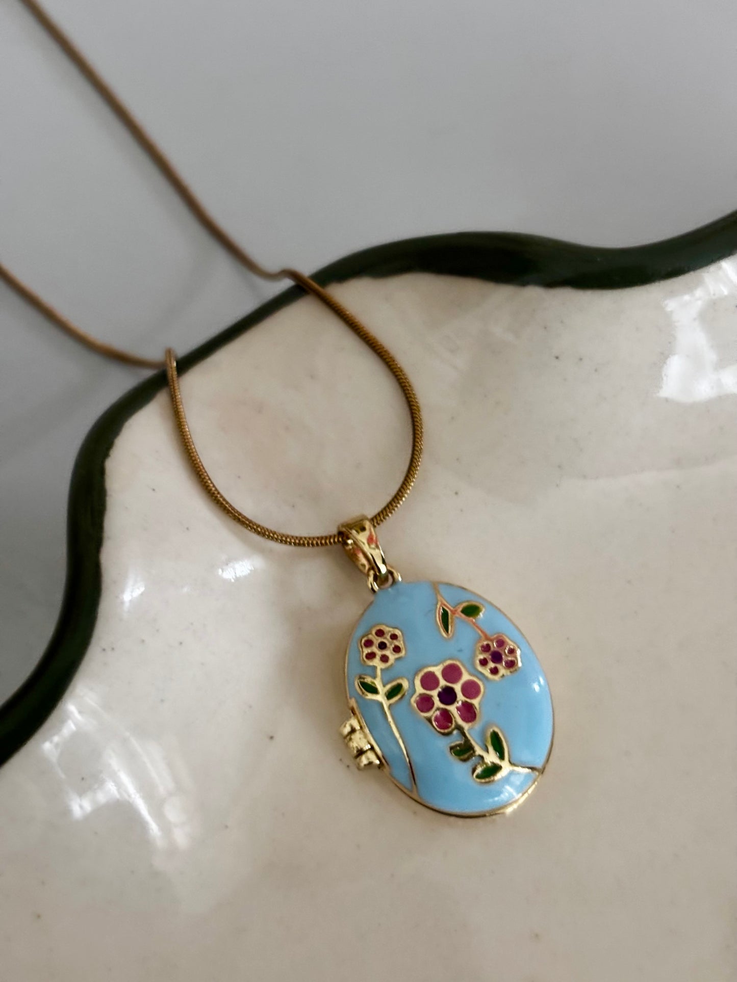 Vintage Photoframe Openable Gold Necklace (Blue)
