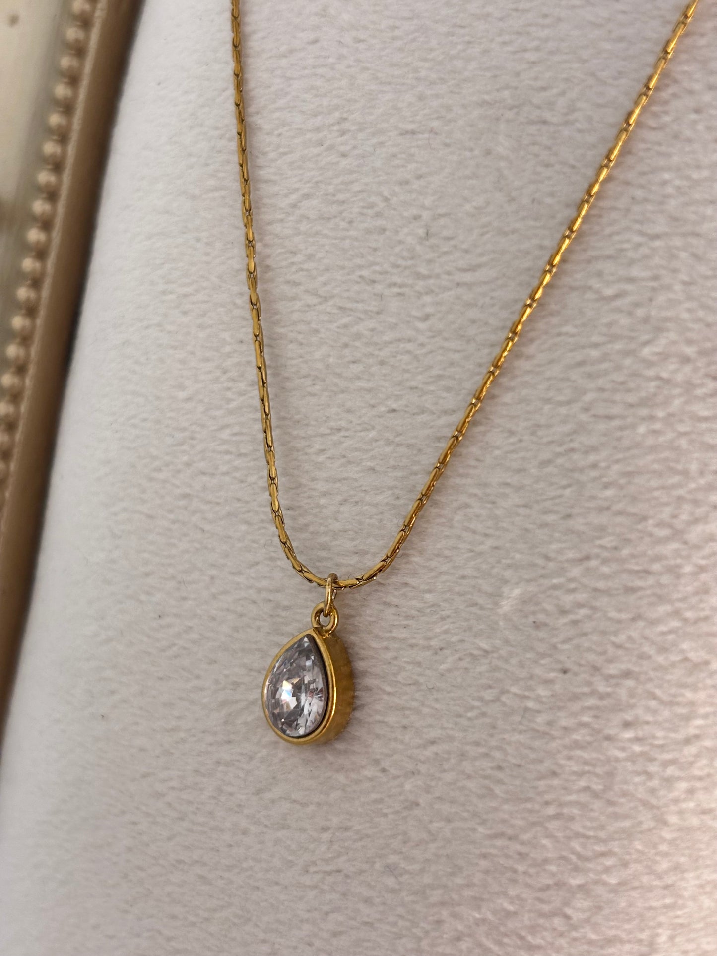 Pear Cut Solitaire Pendant Chain | 18k Gold Plated | Minimal Wear