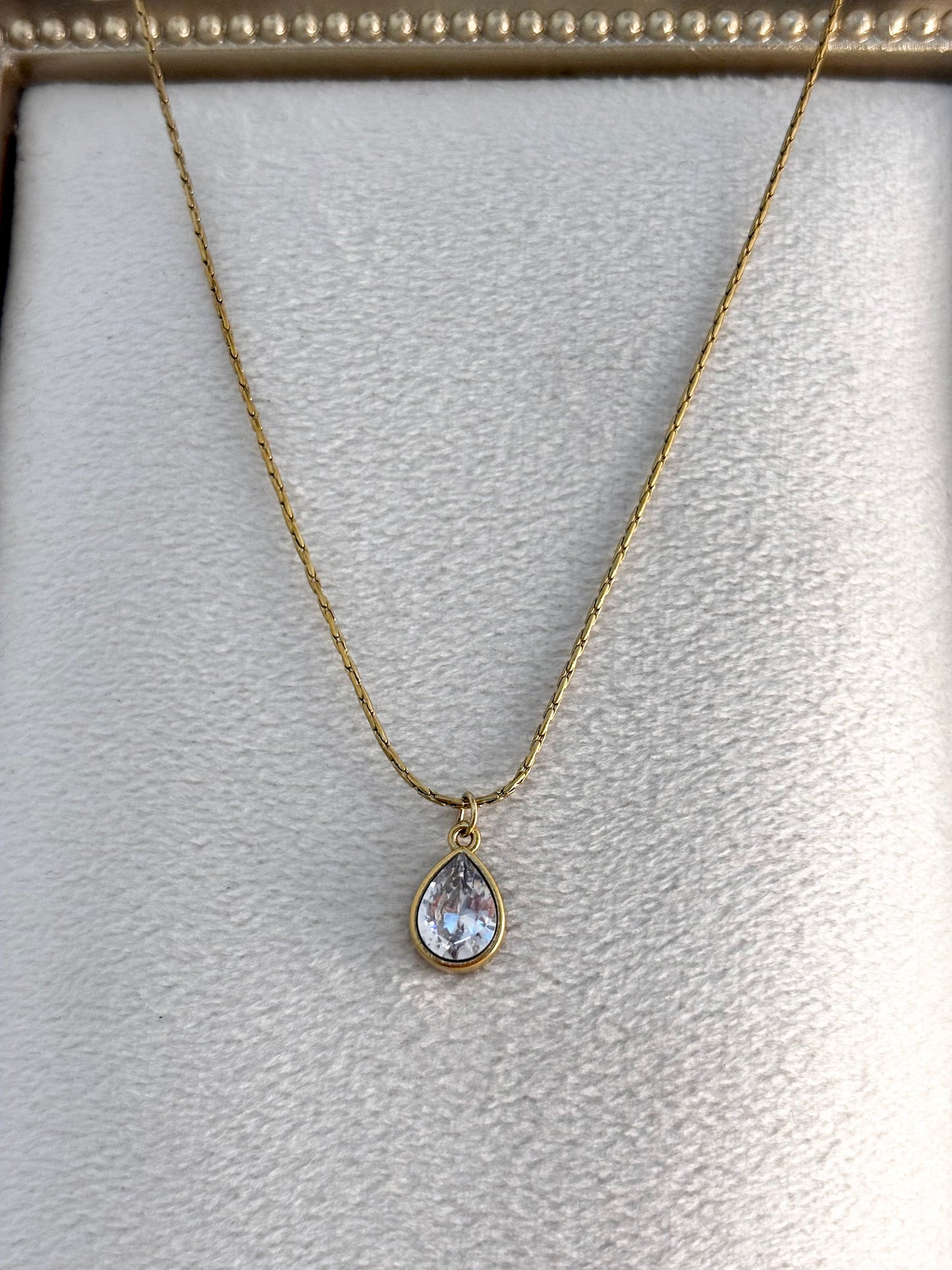 Pear Cut Solitaire Pendant Chain | 18k Gold Plated | Minimal Wear