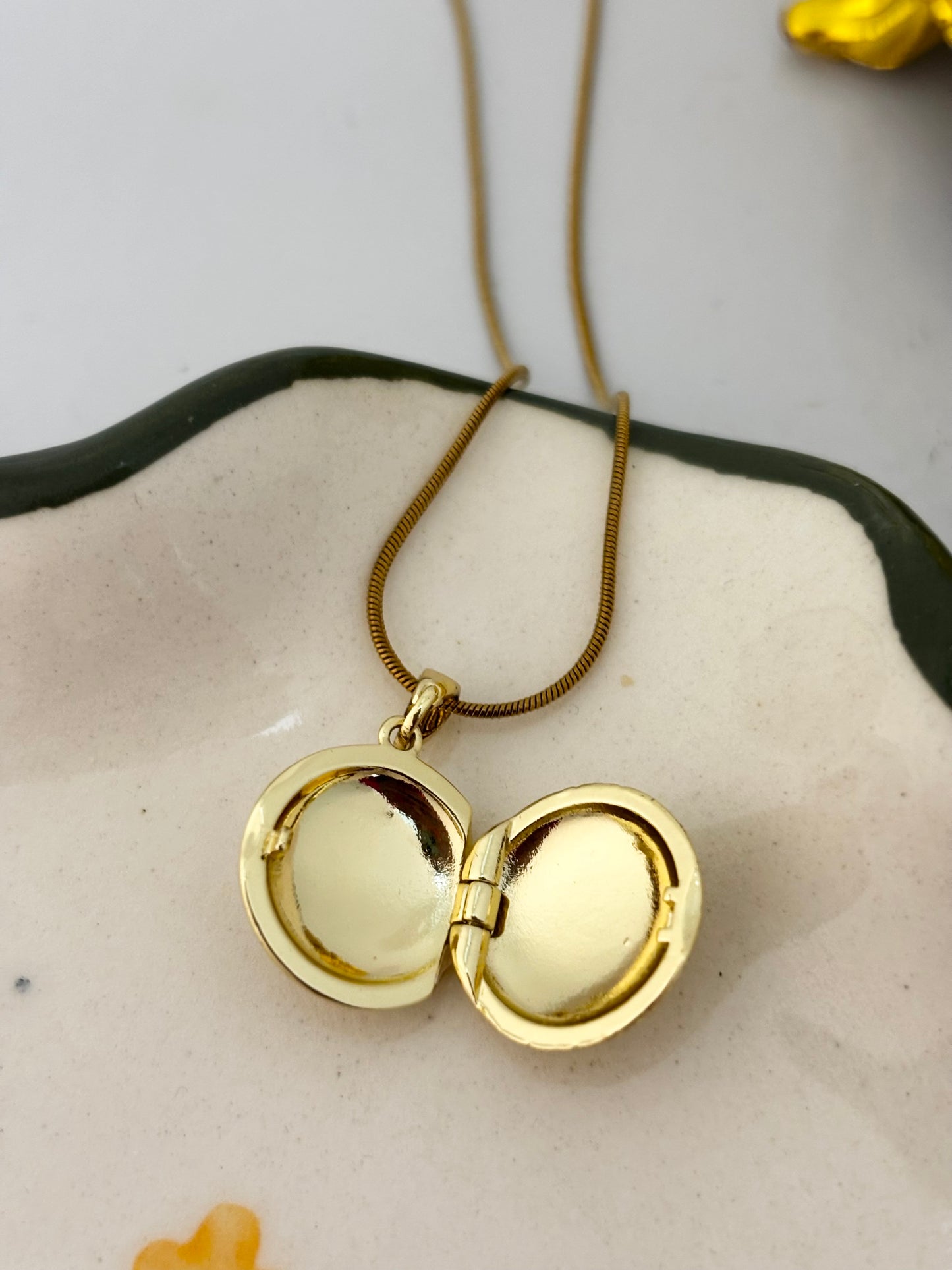 Vintage Photoframe Openable Gold Necklace (Red)