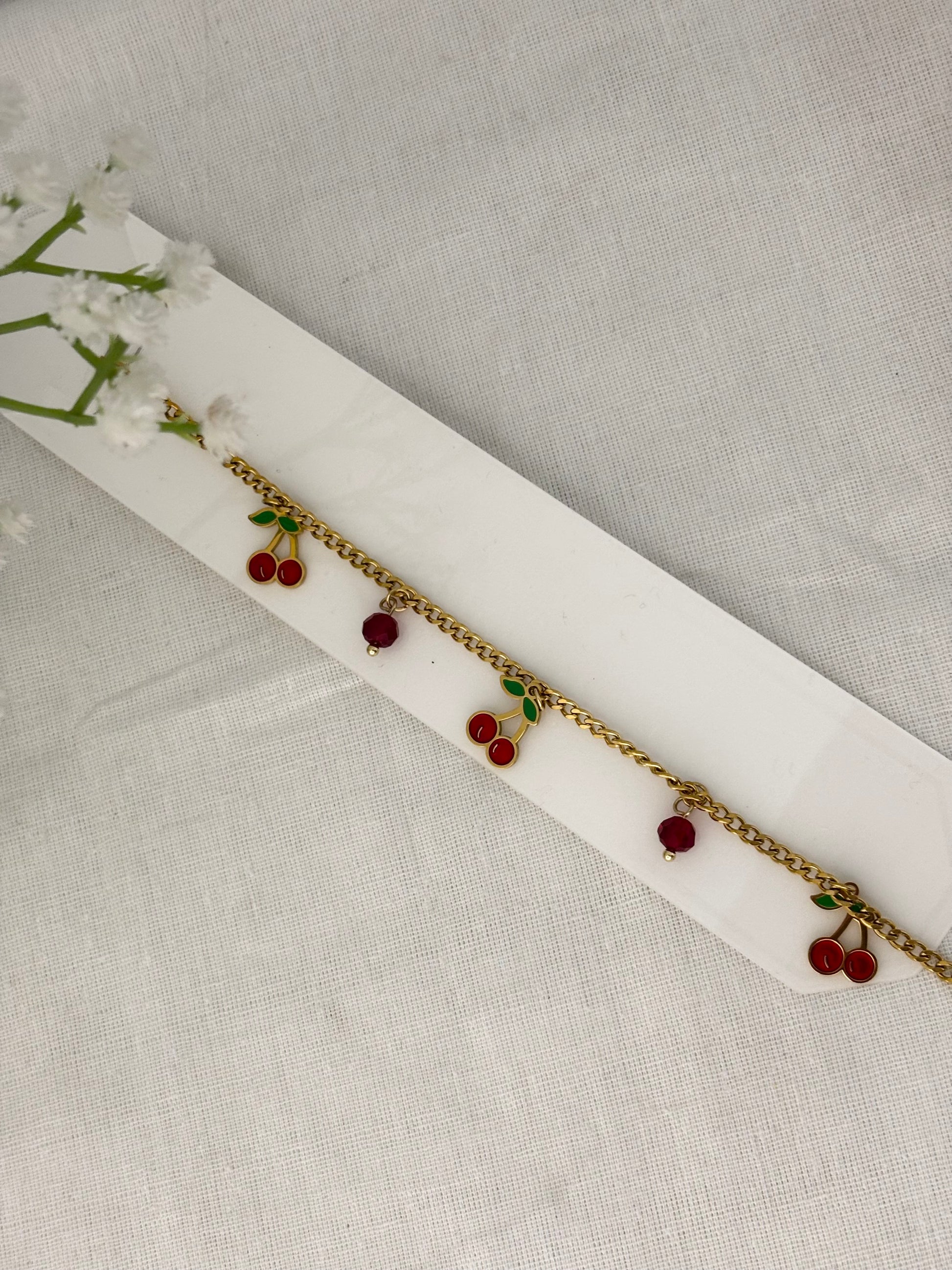 Trendy gold-plated charm bracelet with long-lasting shine