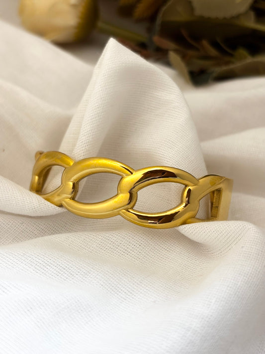 Chunky gold-plated bracelet with anti tarnish finish