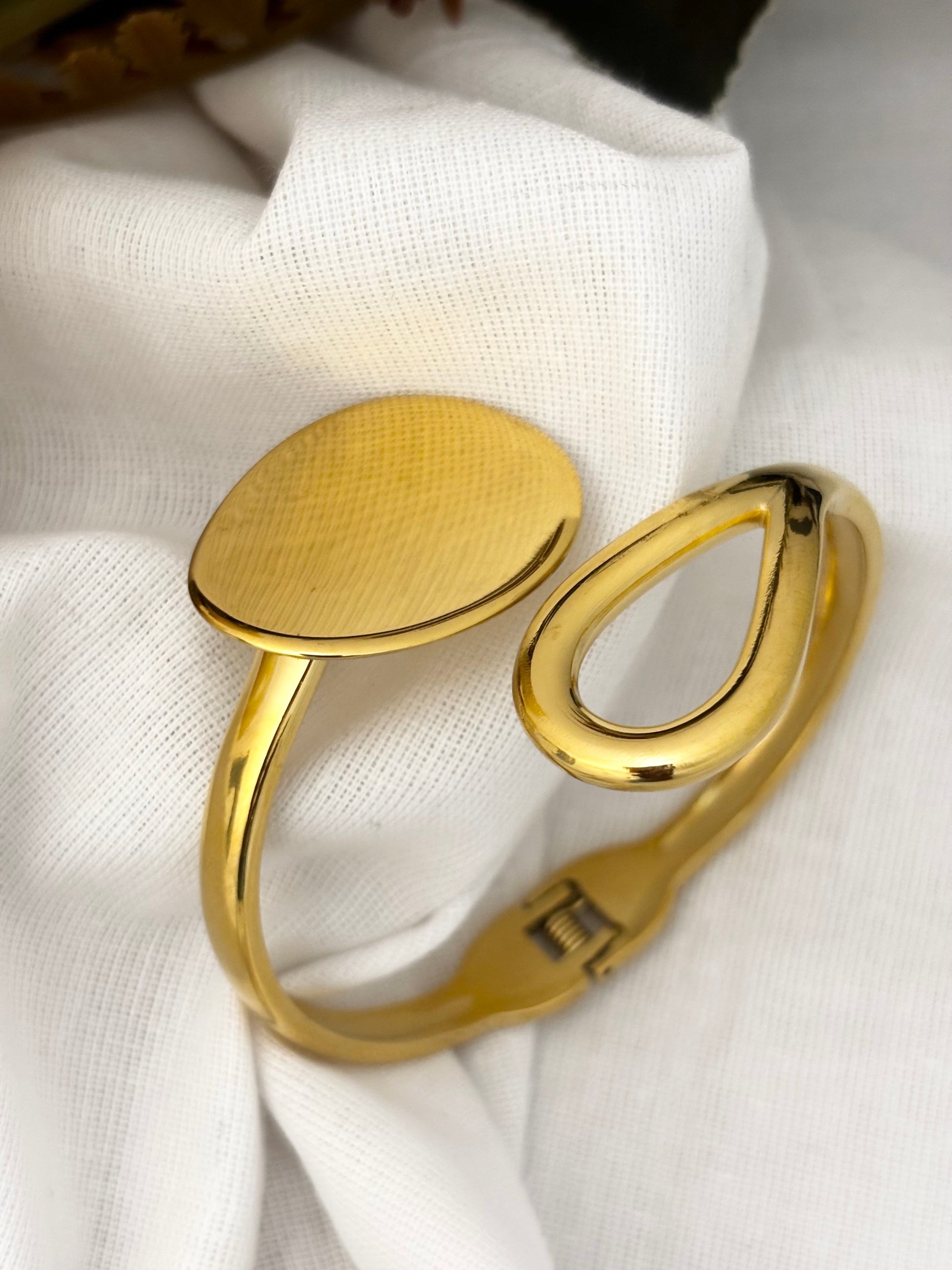 Elegant gold-plated cuff bracelet for modern style
