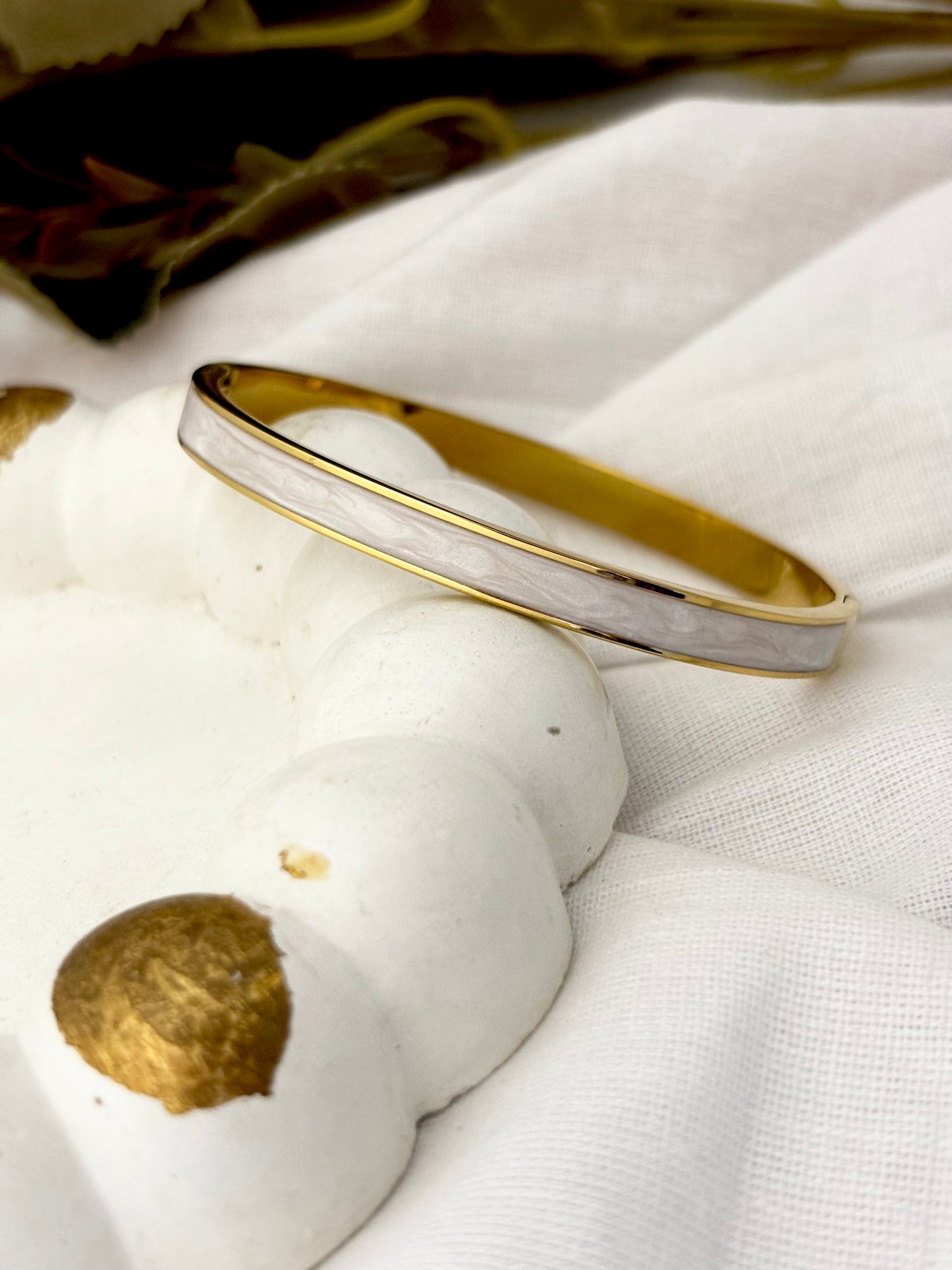 Classic gold-plated round bangle with Mother of Pearl Inlay and waterproof coating