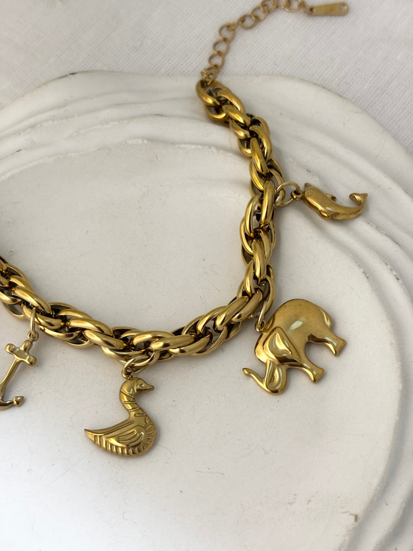 Trendy 18kt gold-plated charm bracelet with long-lasting shine